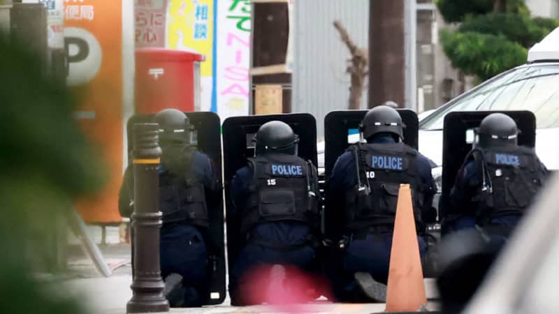 An 86-year-old man with a handgun barricaded himself in a Saitama post office and was arrested eight hours later, two hostages safe.