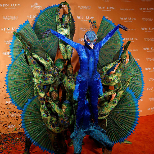 Heidi Klum's took six hours and 10 Cirque Du Soleil dancers to create epic  Halloween costume ｜ BANG Showbiz English