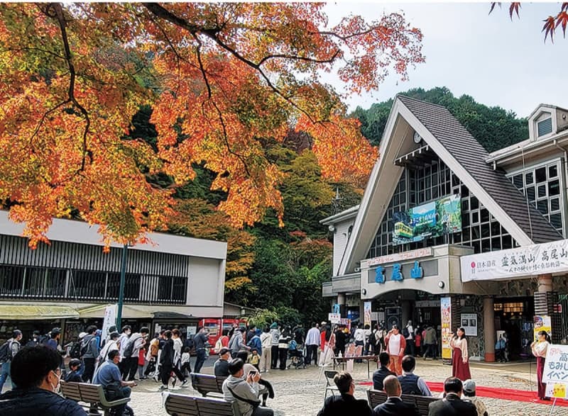 Mt. Takaosan in autumn leaves Enjoy the Maple Festival Hachioji City