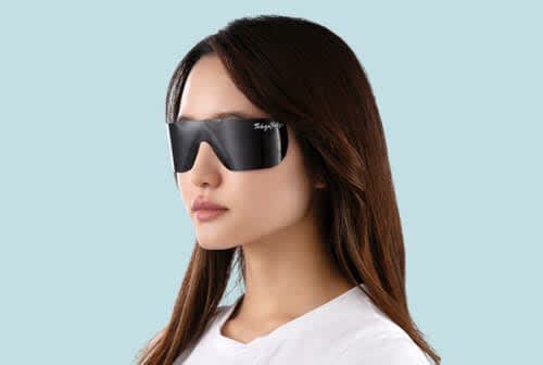 ``Tokyo souvenir'' sunglasses that curl up into a ball are sold at Haneda Airport