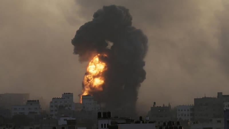 Israeli army announces complete siege of Gaza City; humanitarian crisis worsens as some Palestinians continue to flee