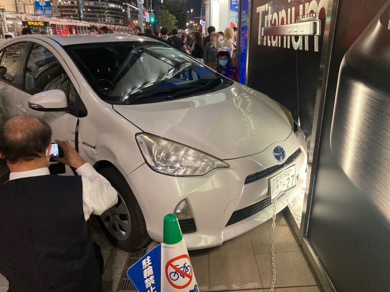 ⚡｜[Breaking news] A passenger car crashes into the west building of Edion Hiroshima main store, injuries are being confirmed