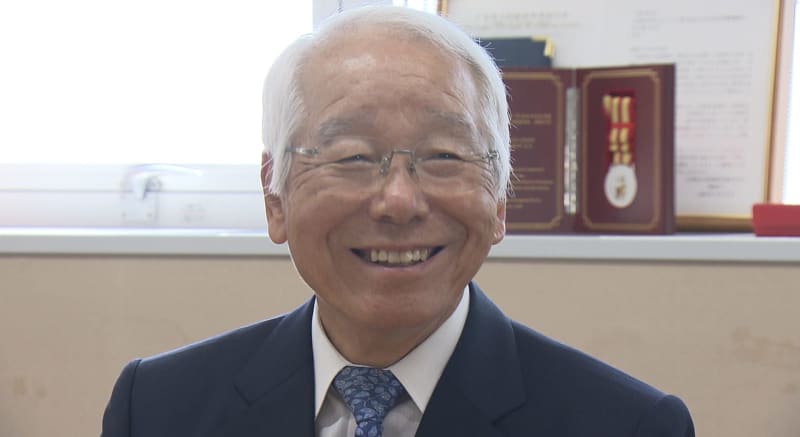 Former Governor Toshizo Ido is awarded the Grand Cordon of the Rising Sun, praising his 20 years of prefectural administration.