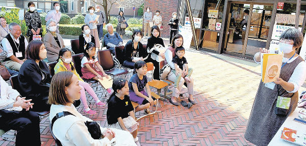 Citizens enjoy autumn reading at library festival in Isesaki City, Gunma