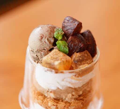 A limited-time chestnut x roasted green tea x bracken mochi parfait is now on sale at Stong Cafe!