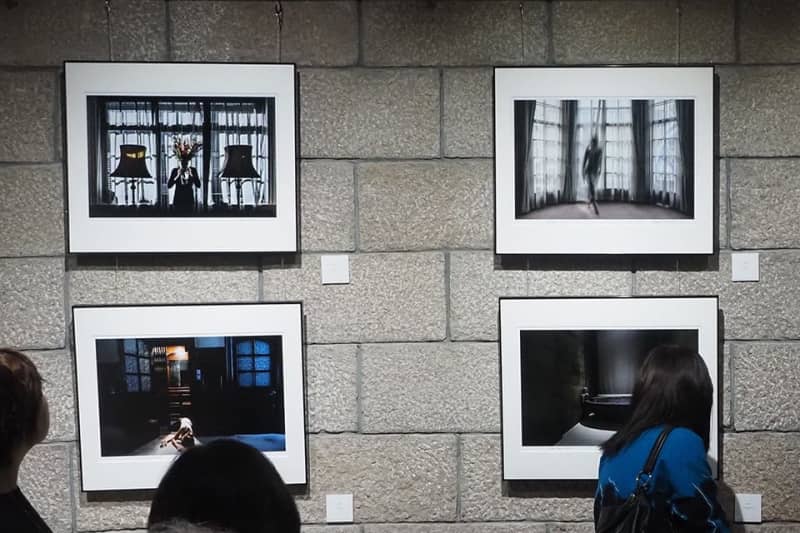 駐日ギリシャ大使夫人は実力派の写真家だった！ 東京でセルフポートレート写真展を開催