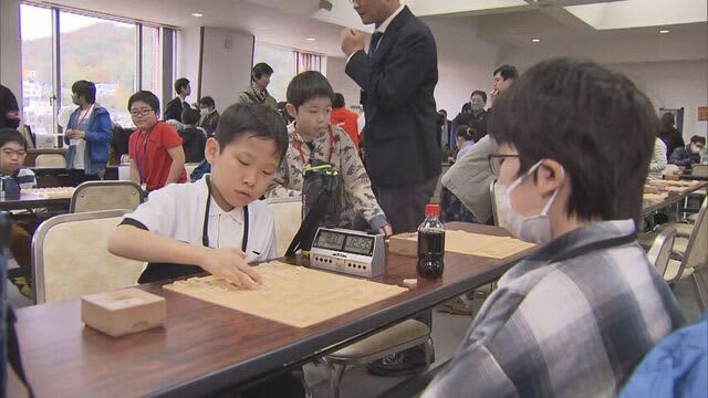 Shogi Festival held in Otaru, excited by Fujii's ``first defense of the eight crowns'' Elementary and junior high school students sparked on the board; beginners class also held for adults
