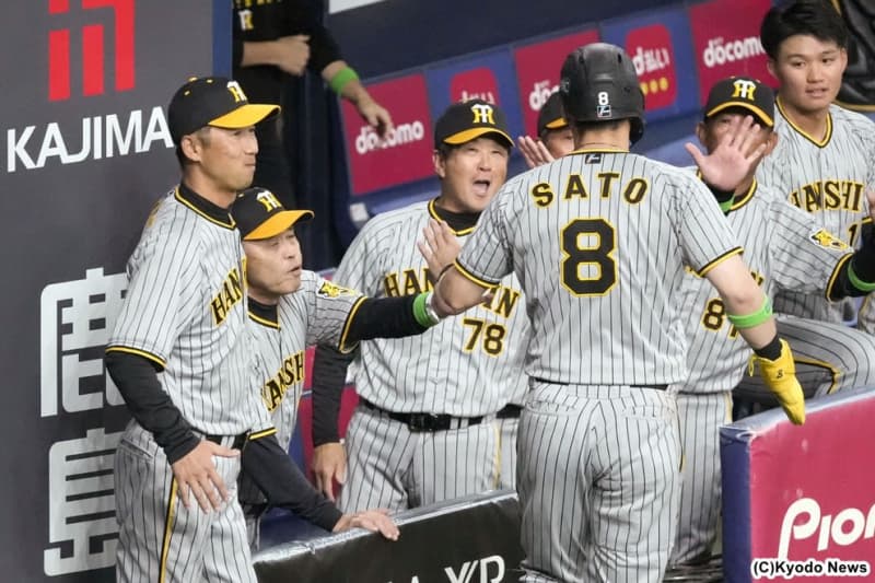 Hanshin, the champions, take the lead with Noisy Team No. 1; Orix Yamamoto receives another barrage of hits.