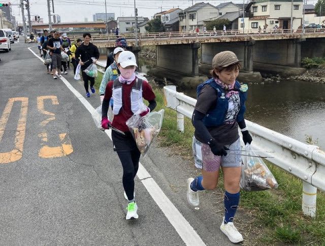 Okayama Runners pick up trash before the Okayama Marathon to keep the course clean