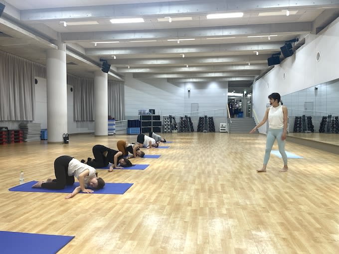 交感神経を刺激し、心身ともにリラックス！ 一体化した呼吸とポーズに意識を向ける「ヴィンヤサヨガ…