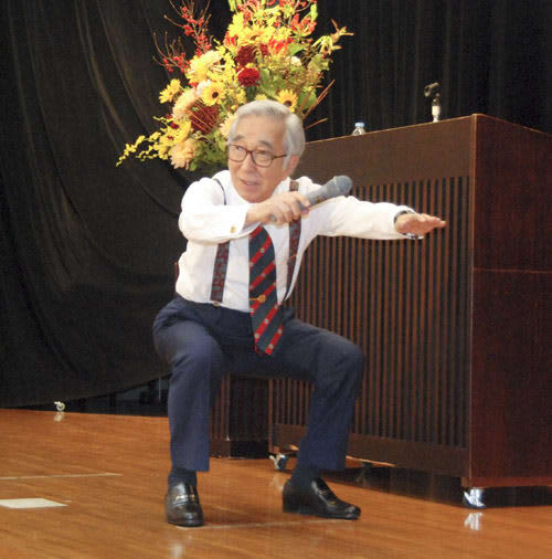 92-year-old Kon Omura ``I'm at my healthiest right now'' Squat performance at Health and Longevity Forum in Kameyama, Mie