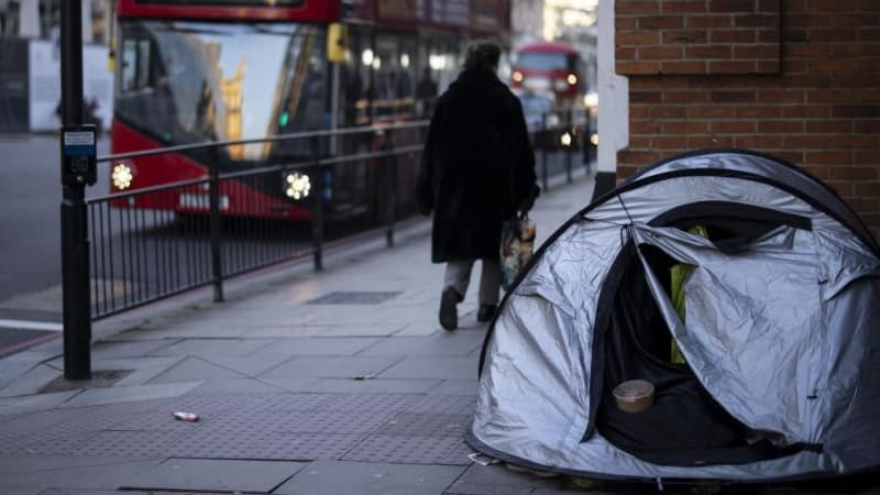 イギリス内相、路上生活は当人が「選んだライフスタイル」と　テント使用制限の法案提出