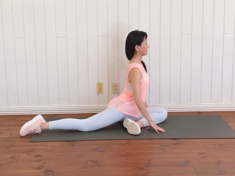 Easy in 1 minute!“Pigeon Stretch” to create plump heart-shaped hips