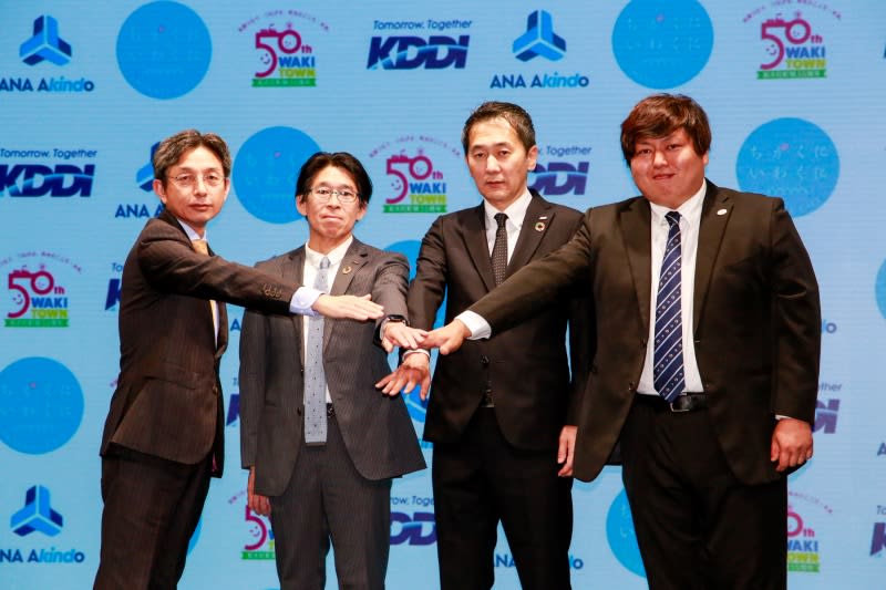 What is KDDI's aim to eliminate the digital divide and get older people to use smartphones and digital services?