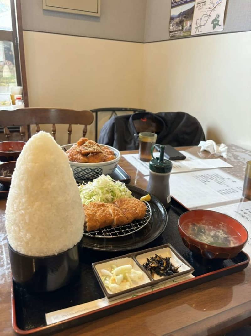 When I ordered a pork cutlet set meal, something outrageous came out: ``A gigantic white tower that looks like a lie'' ``A complete Japanese folk tale''