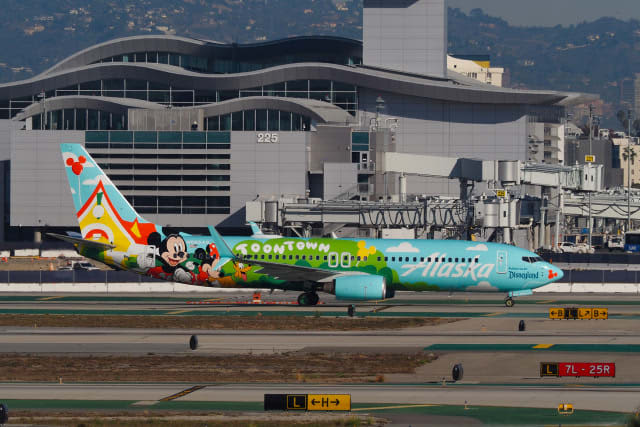 Alaska Airlines launches special livery aircraft “Toontown Express” in collaboration with Disney! 8th time