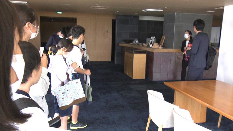 Bread for guests and souvenir sweets instead of preserved food to prevent food loss during evacuation Elementary school students tour hotels