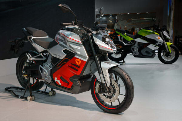 YadeaがEICMA 2023で高性能電動バイクKEMPERを発表