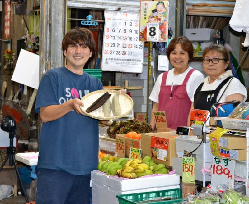 Third-generation greengrocer seeks support for bonito-scented market to “bring back the liveliness of the daytime market” Naha City, Okinawa