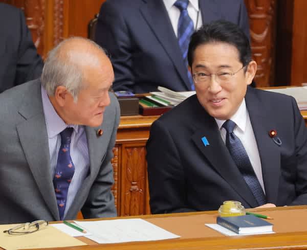 岸田首相がブチ上げた税収増分「還元」めぐる混乱…《甘言》《換言》《諫言》ネットでは“言葉遊び”も