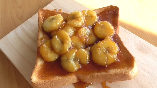 Sweet and fragrant!How to make easy “caramel banana toast” in a frying pan