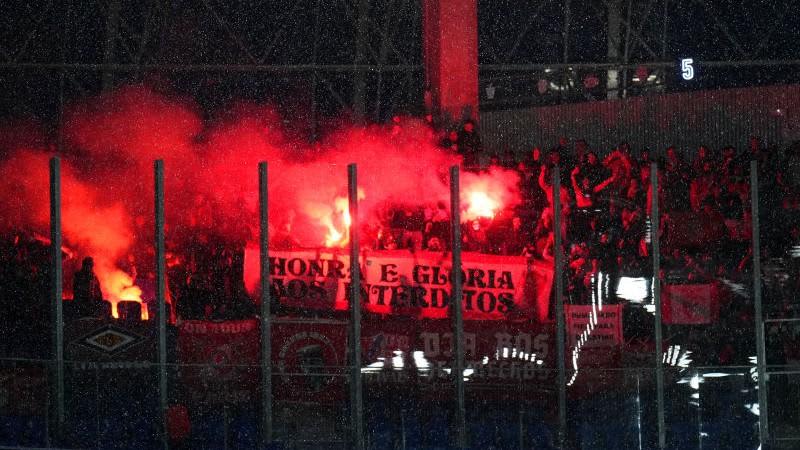 Benfica loses to Takefusa Kubo's Real Sociedad, supporters also ``throwing smoke bombs'' and ``massively attacking opposing fans in the street''