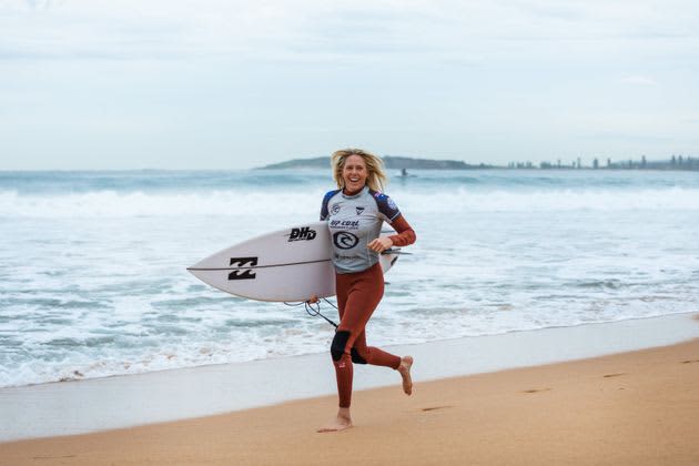 巨大な波に乗った豪女性サーファーがギネス世界記録を更新。「今までで一番大きかった」【動画】