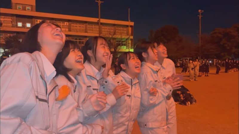 鶴崎工業高校で文化祭前夜に70発の花火打ち上げ 高校とPTAが生徒にプレゼント　大分