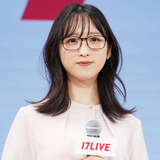 AKB48's Yui Oguri wears a sailor suit in the off-shoot movie, and comments such as ``Refreshing and looks good on you!'' and ``So cute!''