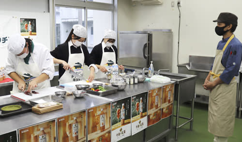 High school students brush up on dishes created by Kirin cooking training at Aika High School for Umaimon Koshien finals