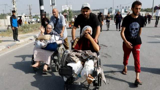 Explosion near hospital in Gaza; tanks may be 'surrounding' hospital; French president calls for halt to Israeli airstrikes