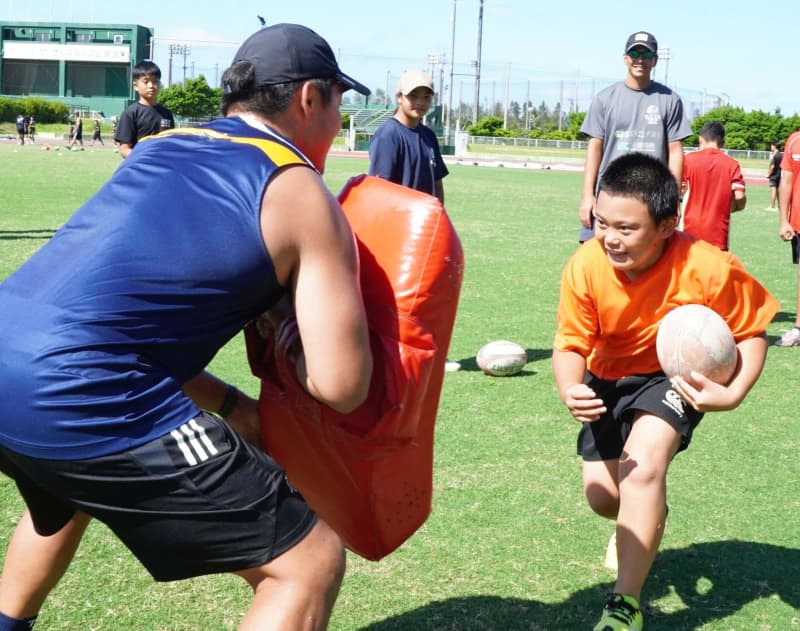 Hurricanes teach elementary and junior high school students tackled by pro at rugby class 12-year-old ``Players are big'' Kunigami Village, Okinawa