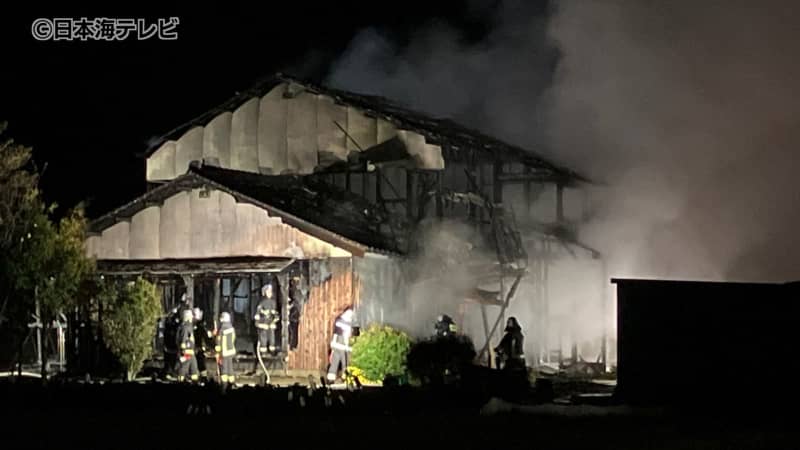 ⚡｜ [Breaking News] House fire in Nanbu Town, Tottori Prefecture, main building and warehouse completely destroyed, no one injured