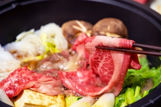 My 85-year-old father makes the weak-tasting ``sukiyaki'' and ``monkfish''...Everyone's ``nabe'' stories