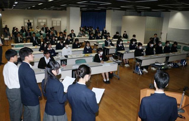 Report on creating rules for proper smartphone use: Junior high and high school students hold a summit in Okayama