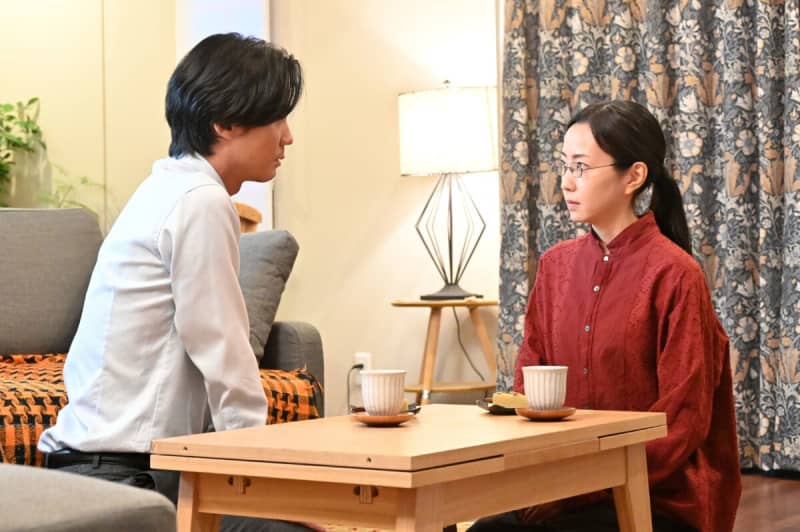 Episode 4 of “Sexy Tanaka-san” where Shano (Katsuya Maikuma) heads to the room of Mr. Tanaka (Haruka Kinami), who has developed forty shoulders.