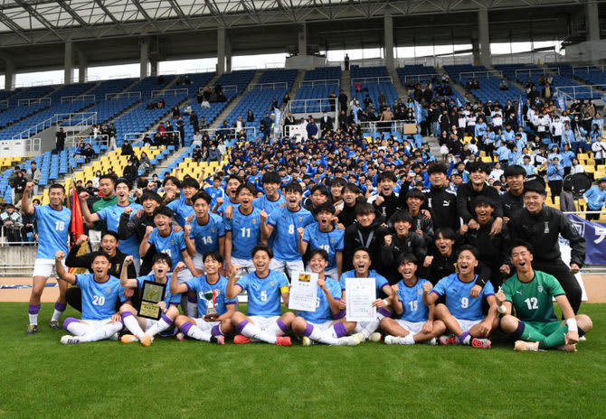 高校サッカー、飯塚が2年連続全国切符　東福岡に競り勝つ