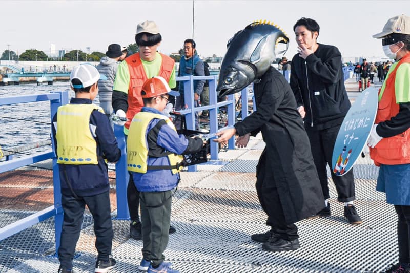 Japan Fishing Products Manufacturers Association Awareness of fishing etiquette by distributing trash bags at Honmoku Sea Fishing Facility, Naka Ward, Yokohama...