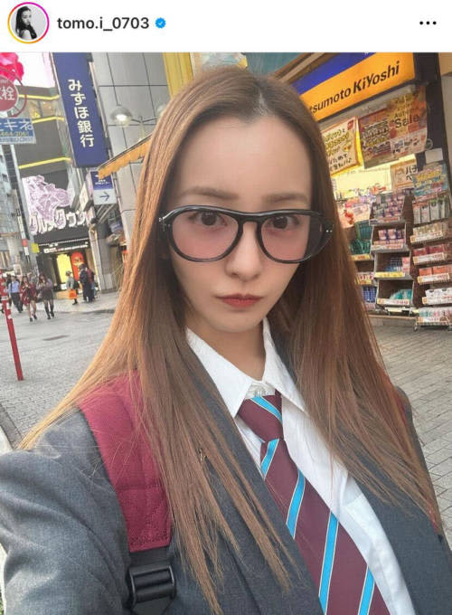 ``Small face'' Tomomi Itano, fans praise her close-up shot of uniform style coordination ``You can totally look like a high school girl''