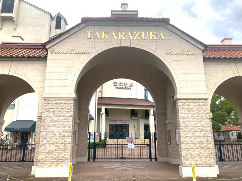 Family of Takarazuka Revue theater troupe member dies after falling, asks for apology: ``My daughter's smile is fading day by day...'' Investigation team to publish soon