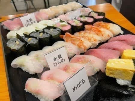 SAKESQUARE offers all-you-can-eat sushi including fresh fish directly delivered from Himi and raw bluefin tuna, with over 20 types of sushi in total.