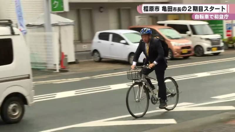 自転車で初登庁　橿原市・亀田市長の２期目スタート
