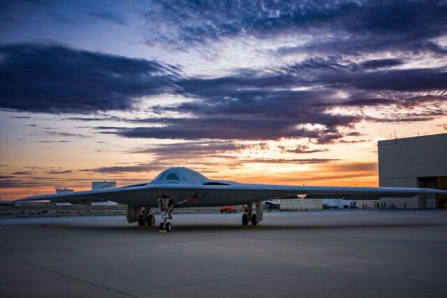 B-21 Raider first flight!Is it a test model but a mass-produced one?"6th generation aircraft"