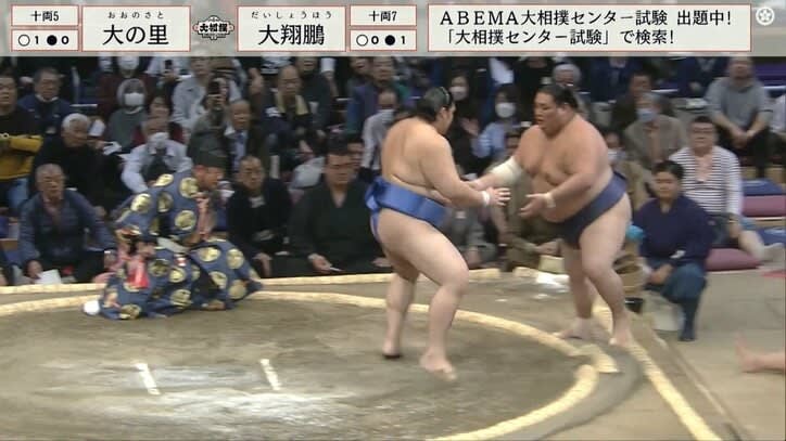 ``You're too strong, you'' Onosato, a man with loose hair, overwhelms a 200 kg ``experienced'' super heavyweight sumo wrestler on the train road...