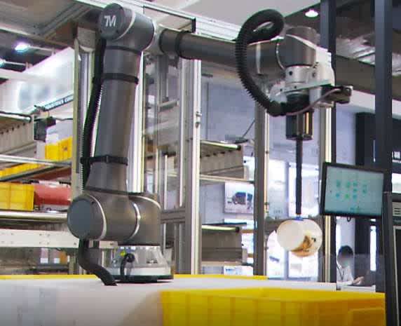 Bic Camera/Picking robot experiment at logistics facility