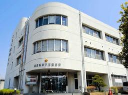 High school girl riding a bicycle collides with a car at an intersection and suffers minor injuries; investigation into hit-and-run incident in Nishi Ward, Kobe