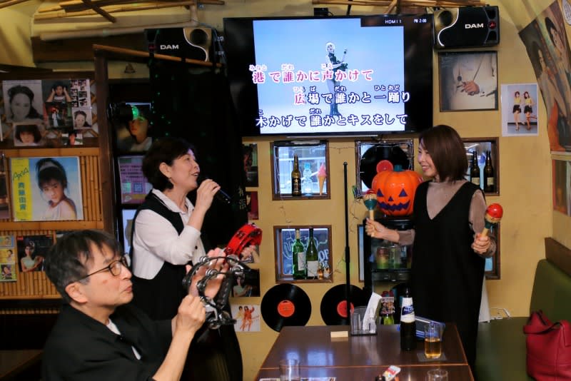 Preventing dementia through karaoke, recommended by doctors.Supporting the elderly at “Showa Kayo Sakaba UFO” with a theme of Showa songs…