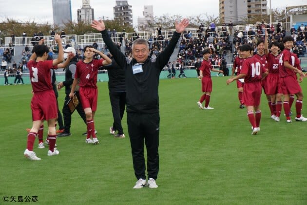 What is so amazing about Waseda Jitsugyo's solid defense, which even the commander of Kokugakuin Kugayama admits is a ``complete defeat''?Coach Mori Izumi speaks to the players before the game...