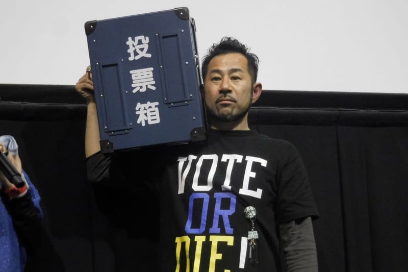 At a movie event following election writers, Prime Minister Kishida sarcastically yells, ``Don't give up, no matter what''