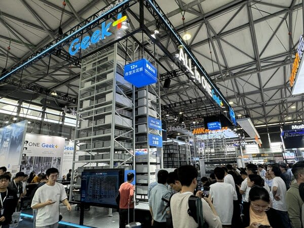 Geek+ unveils industry's tallest mobile robot for warehouse automation at up to 12 meters